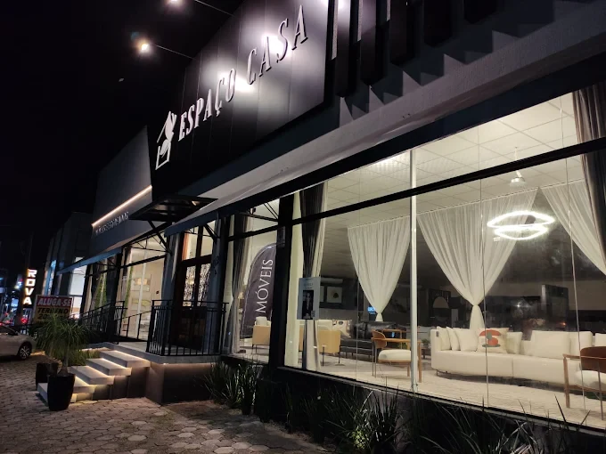 Fachada da loja Espaço Casa em Itajaí, à noite